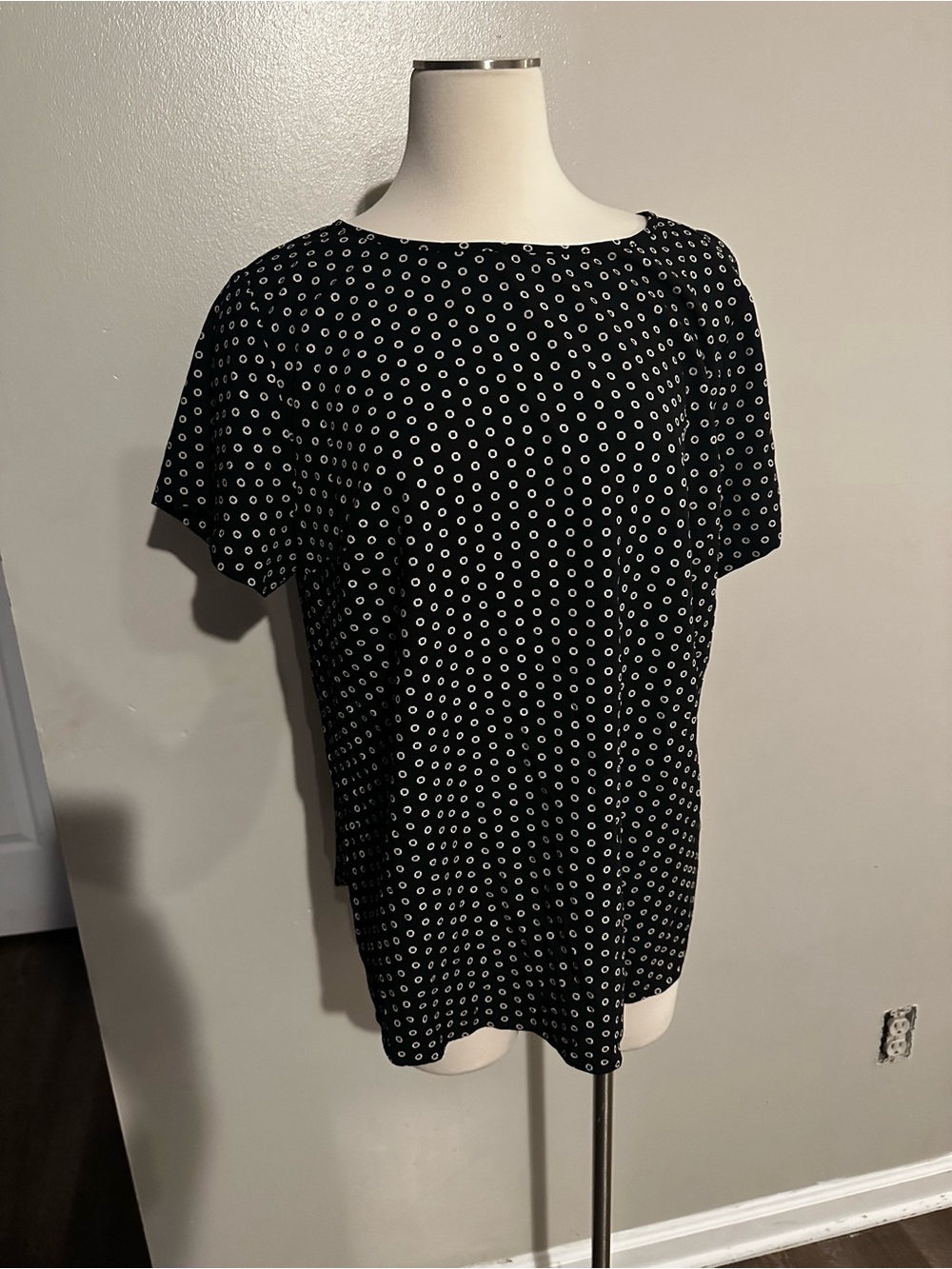 Black and White Dot Print Short Sleeve Top